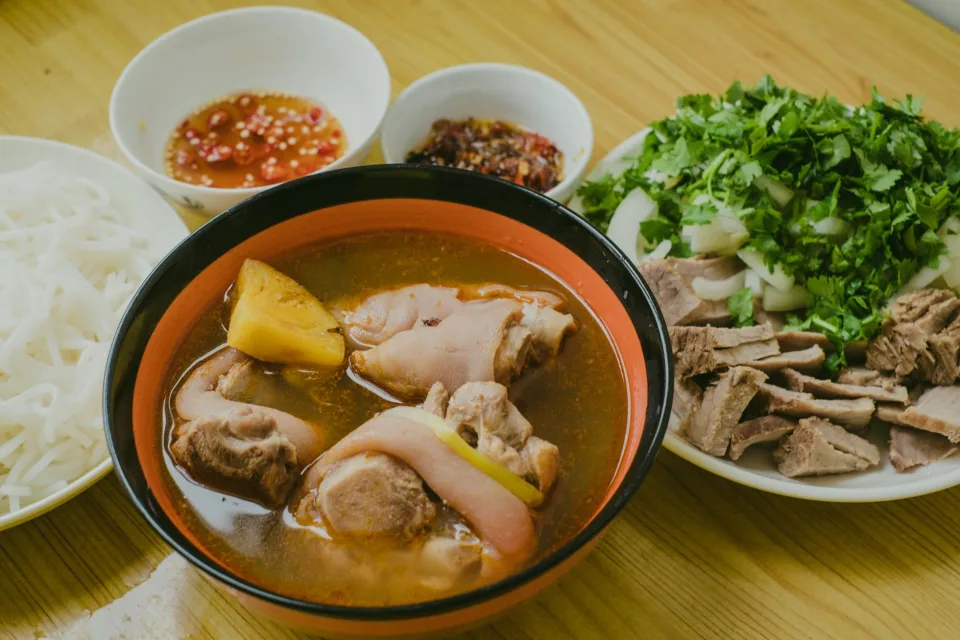 Bàn khách ngồi ngoài hiên